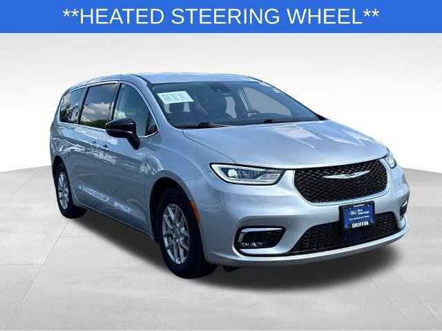 Used 2024 Chrysler Pacifica Touring-L FWD image 4