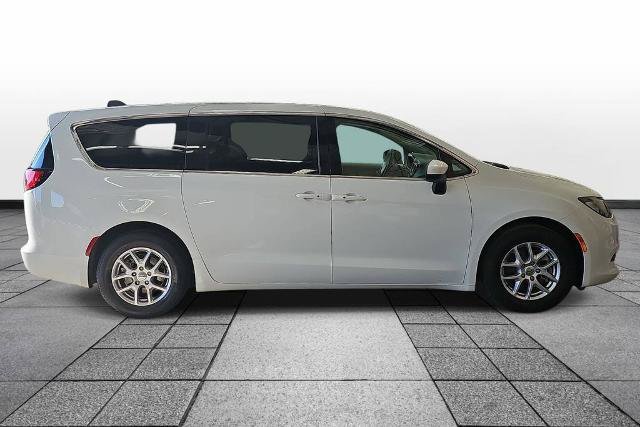 Used 2023 Chrysler Voyager LX FWD image 4