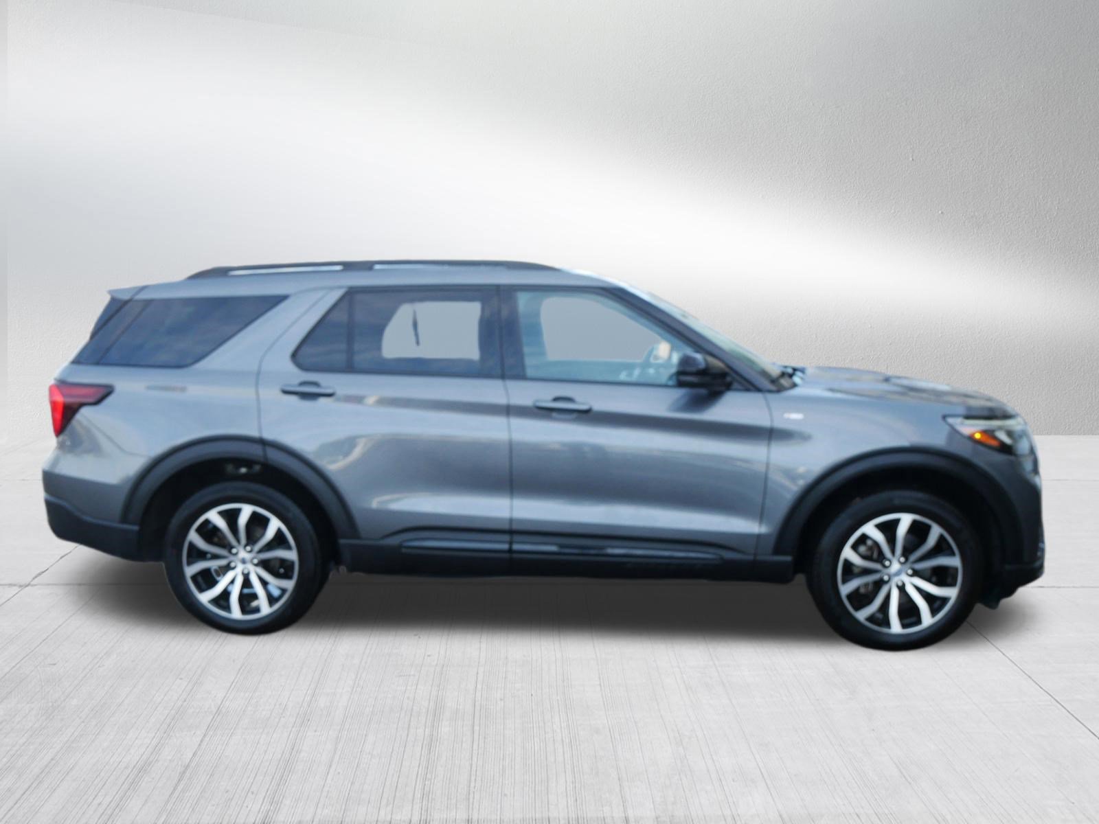 Certified 2025 Ford Explorer ST-Line image 6