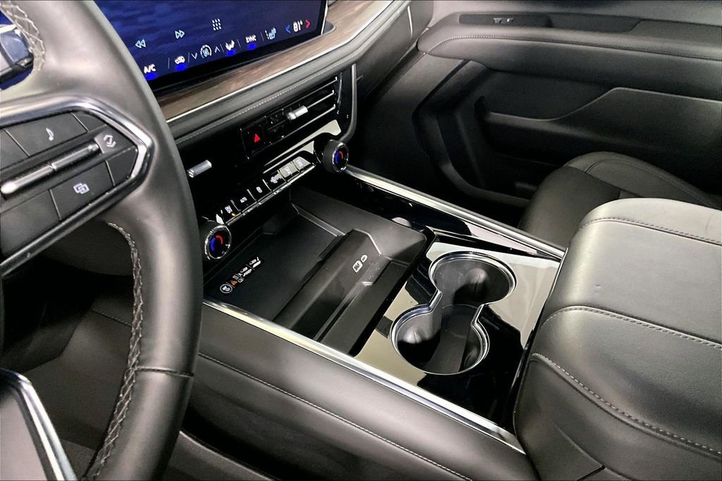 Used 2025 Chevrolet Suburban Z71 image 13