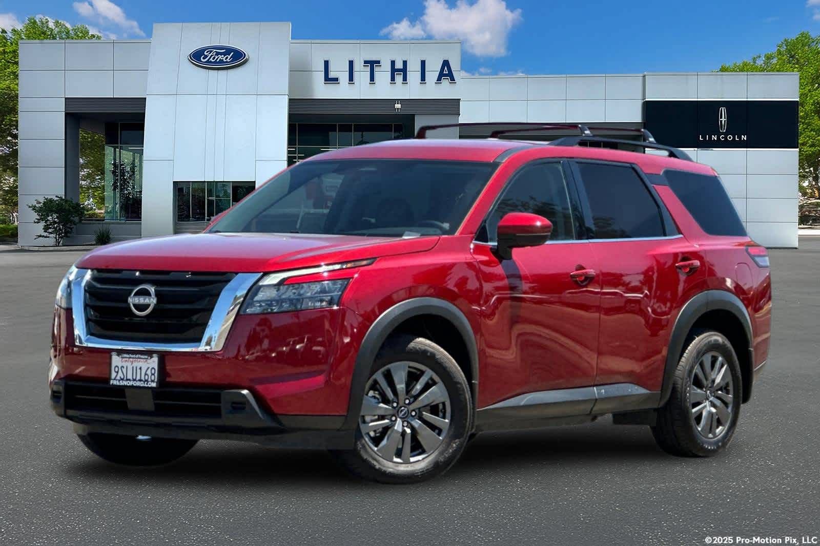 Used 2024 Nissan Pathfinder SV FWD image 1