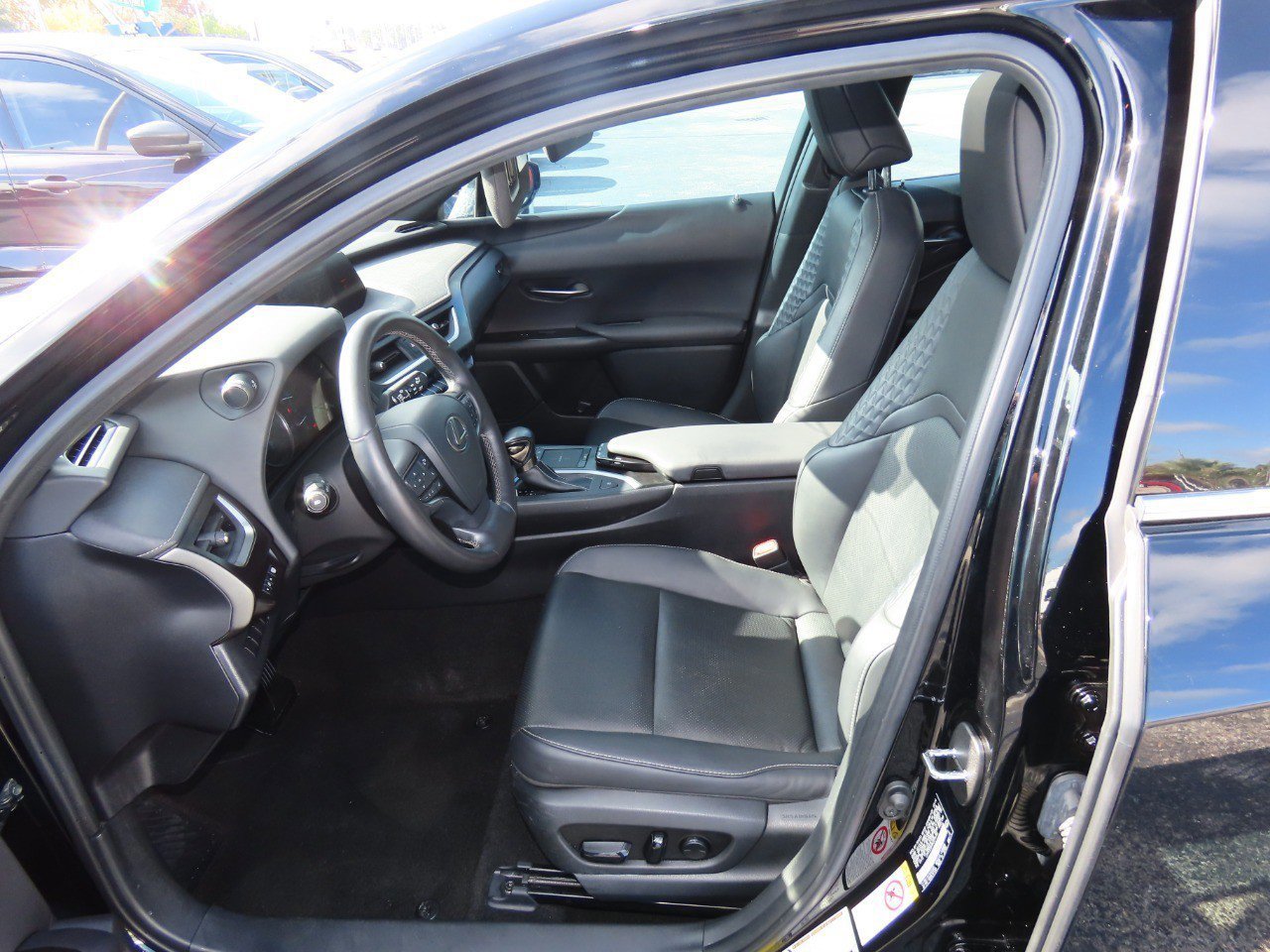 Used 2019 Lexus UX 200 image 26