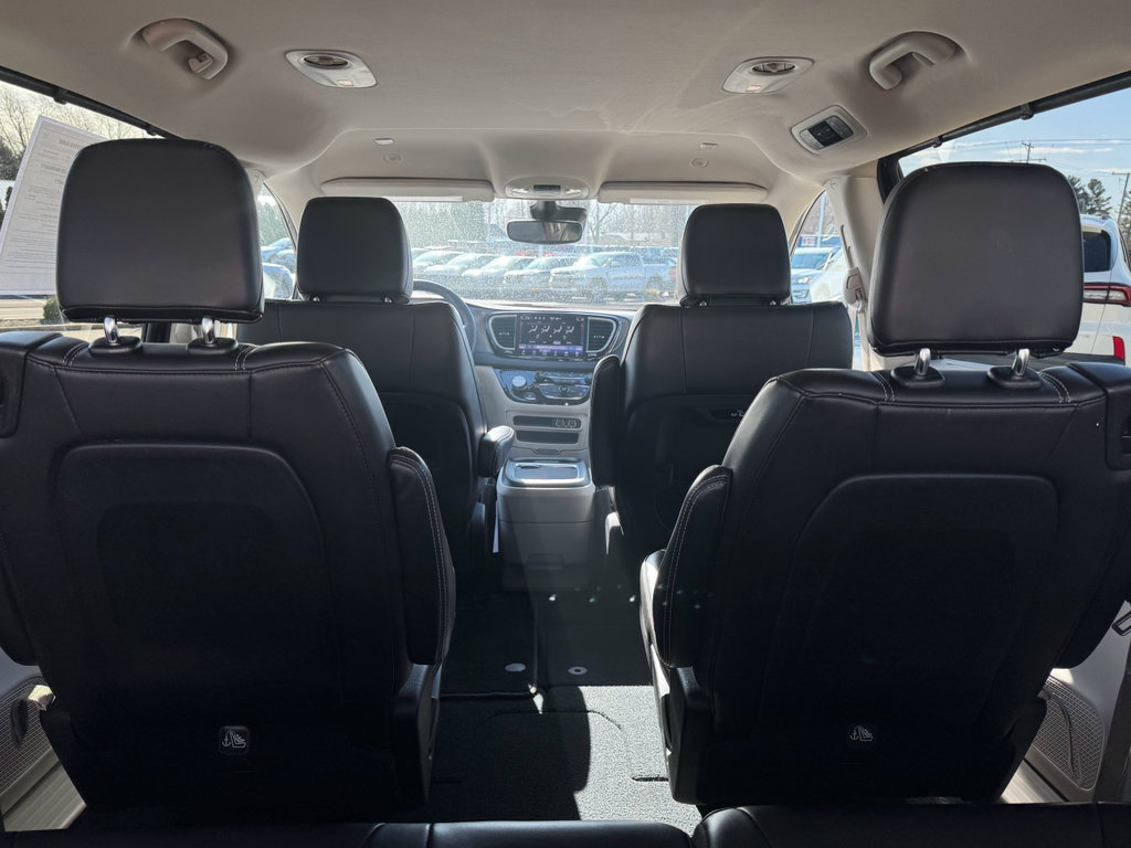 Used 2023 Chrysler Pacifica Touring-L FWD image 10