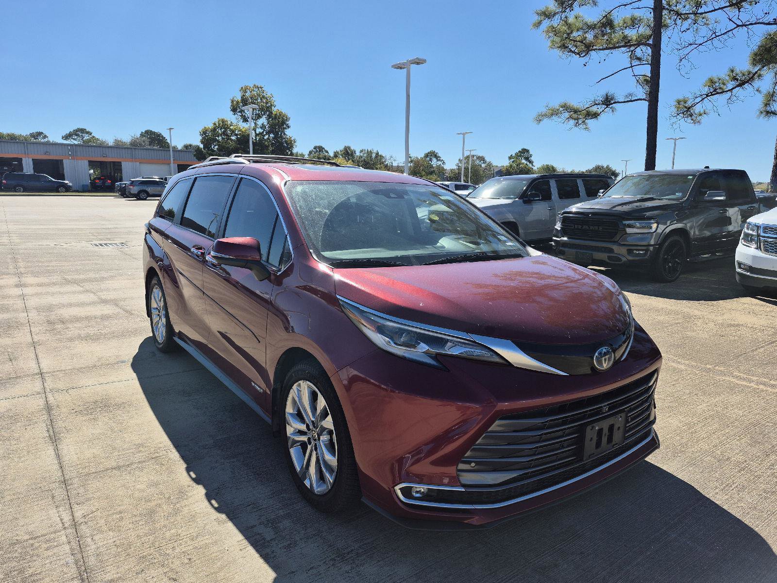 Used 2021 Toyota Sienna Platinum image 2