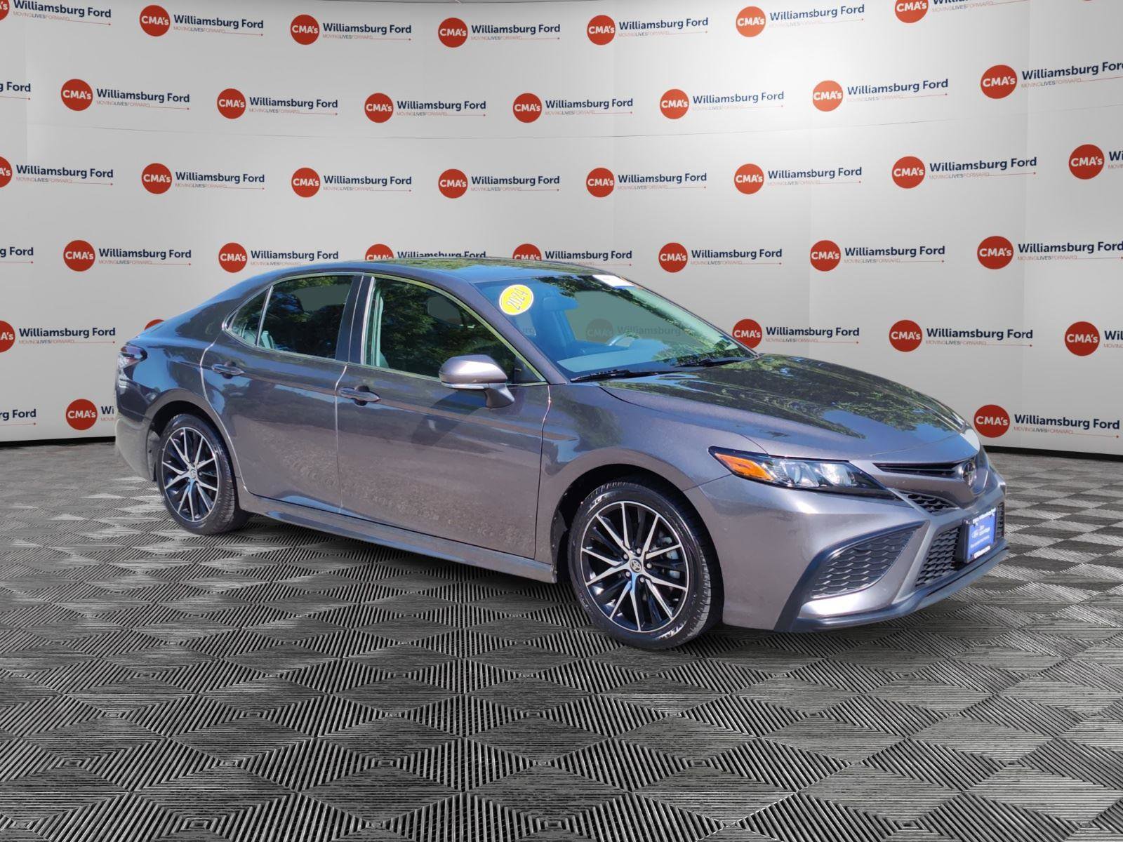 Used 2024 Toyota Camry SE w/ Cold Weather Package FWD image 7