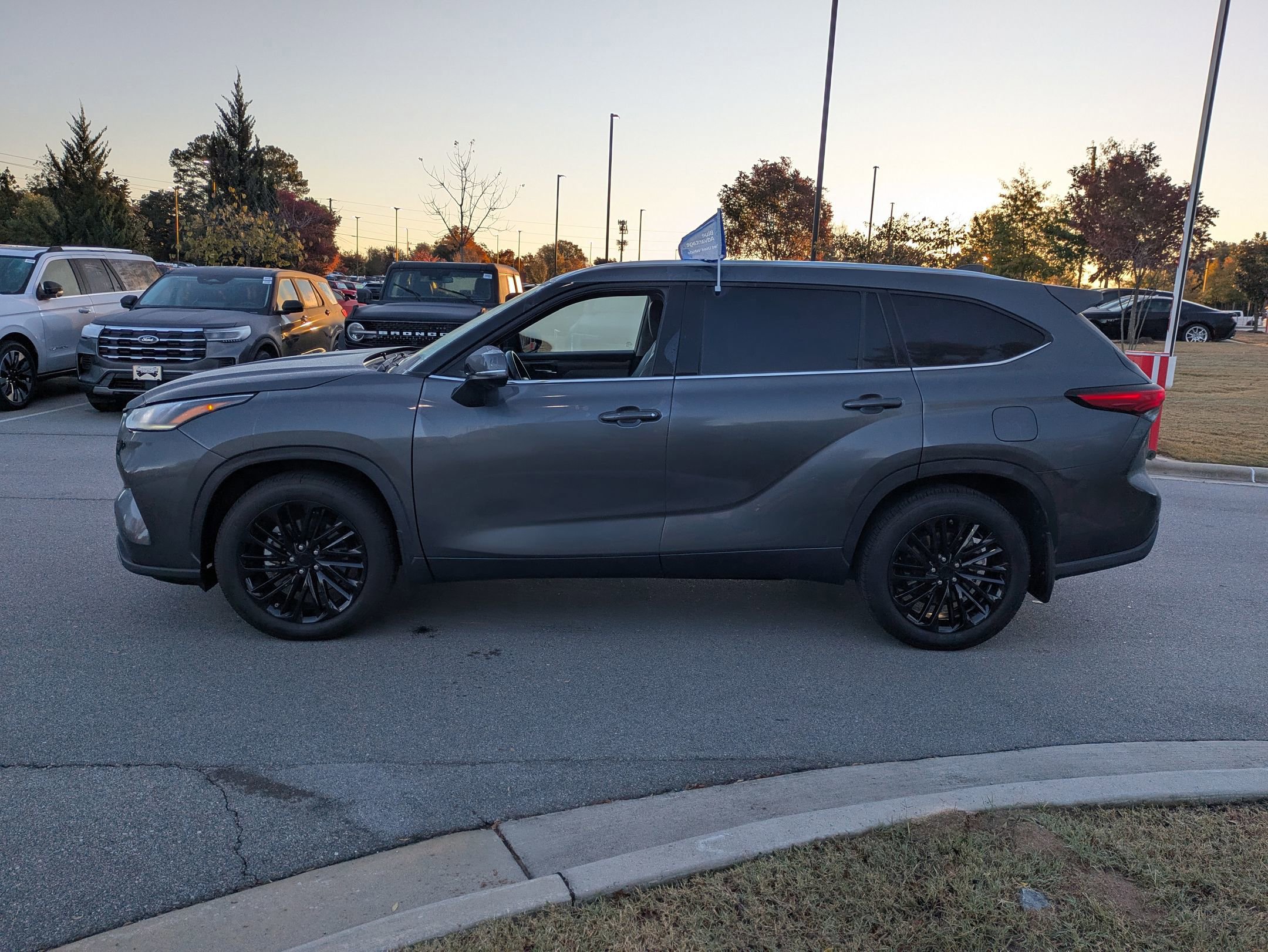 Used 2023 Toyota Highlander Platinum image 3