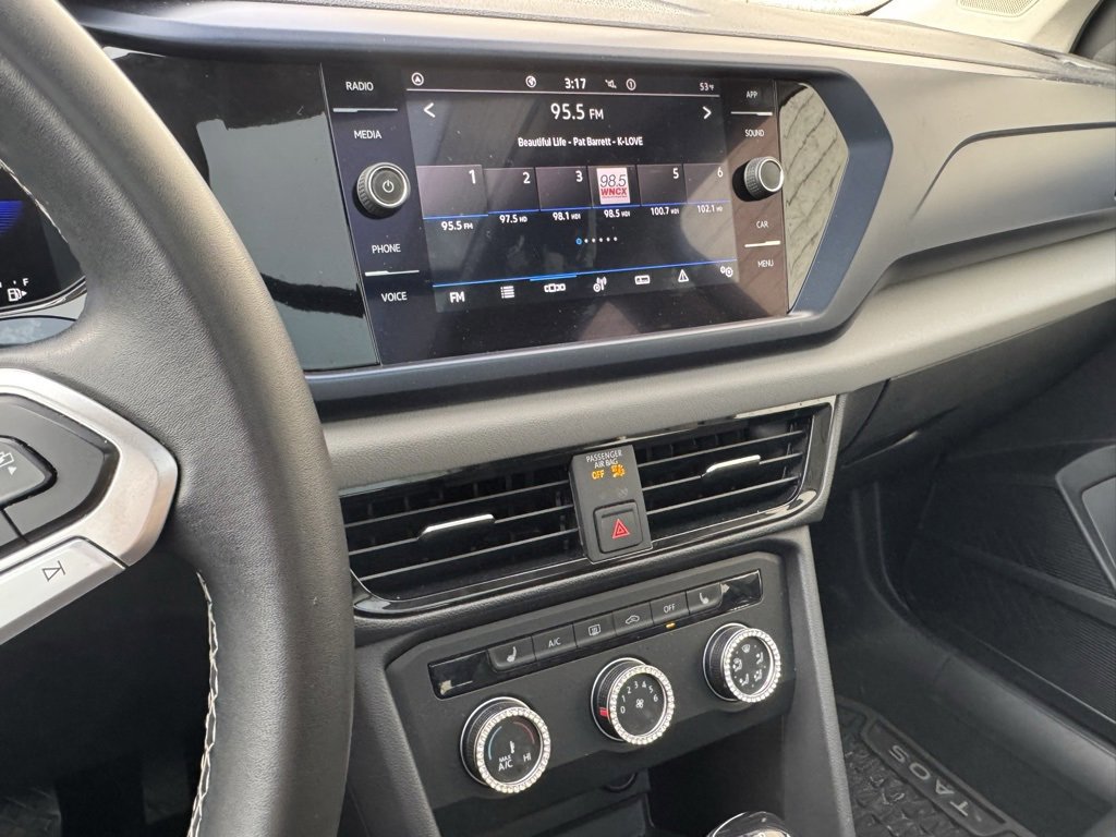 Used 2022 Volkswagen Taos SE w/ Panoramic Sunroof Package image 14