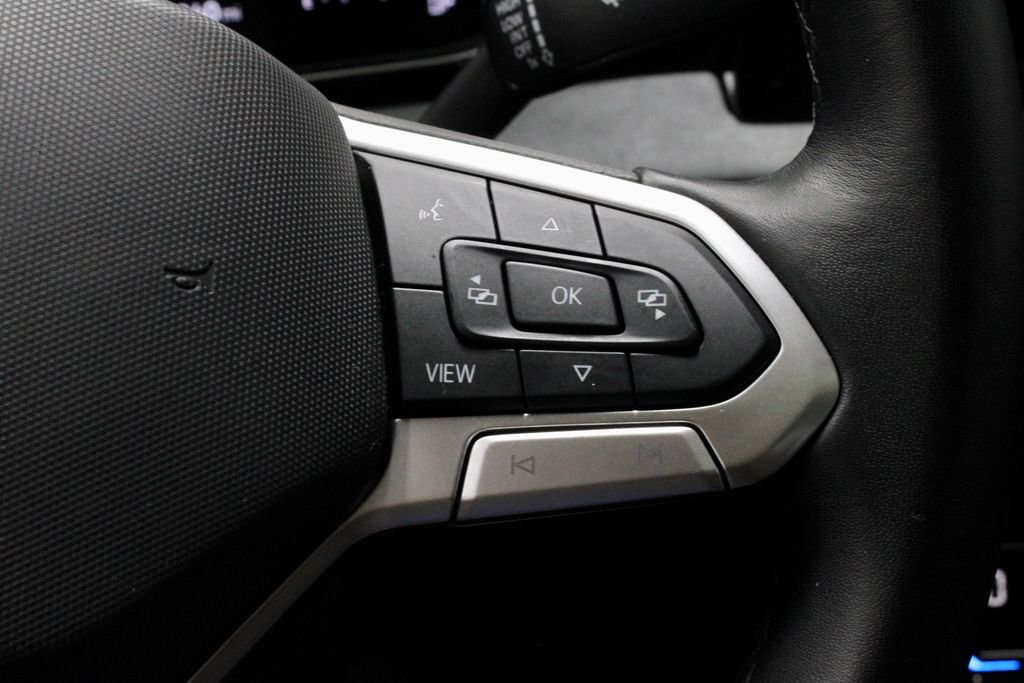 Used 2025 Volkswagen Jetta SE FWD image 28