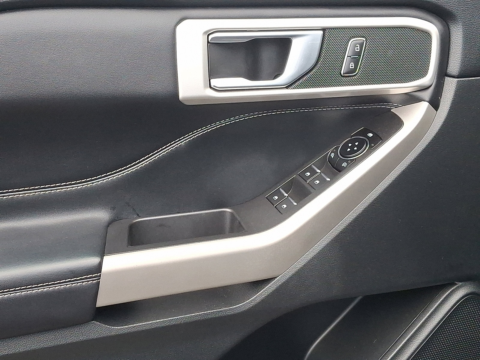 Certified 2022 Ford Explorer XLT w/ Equipment Group 202A image 12