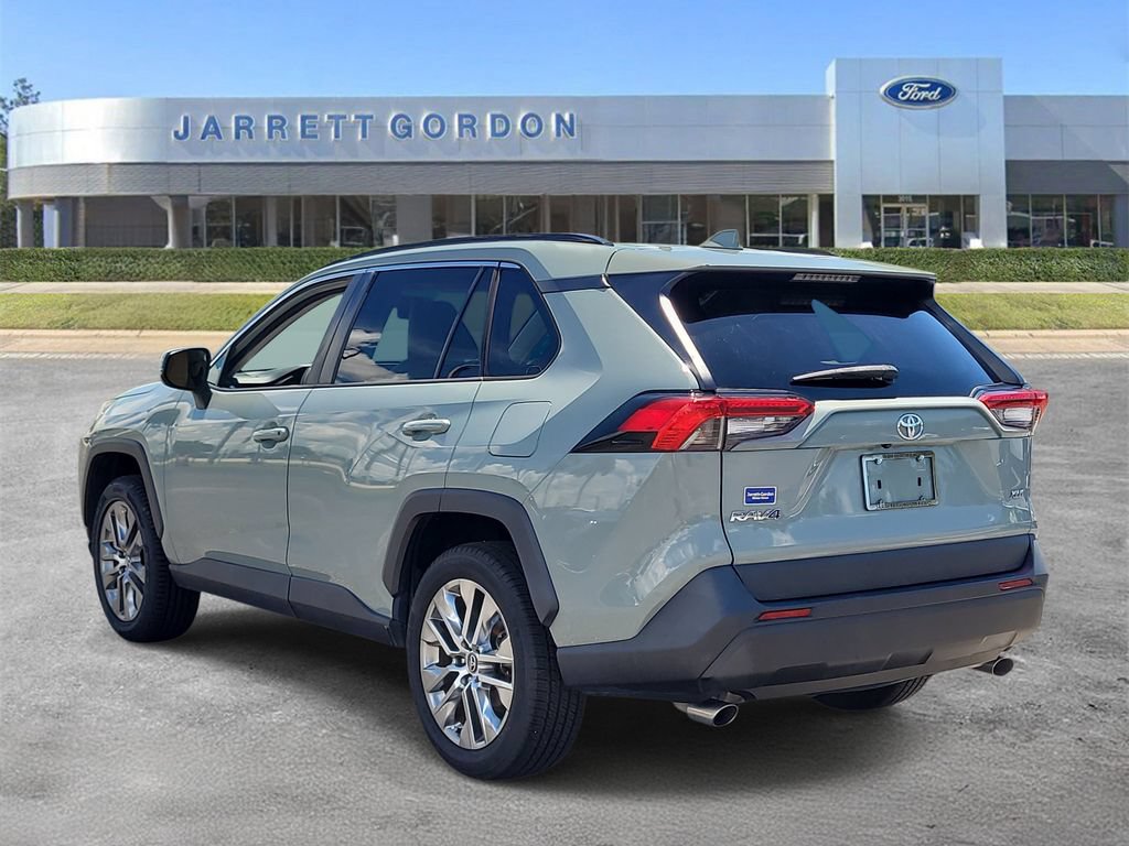 Used 2020 Toyota RAV4 XLE Premium FWD image 3