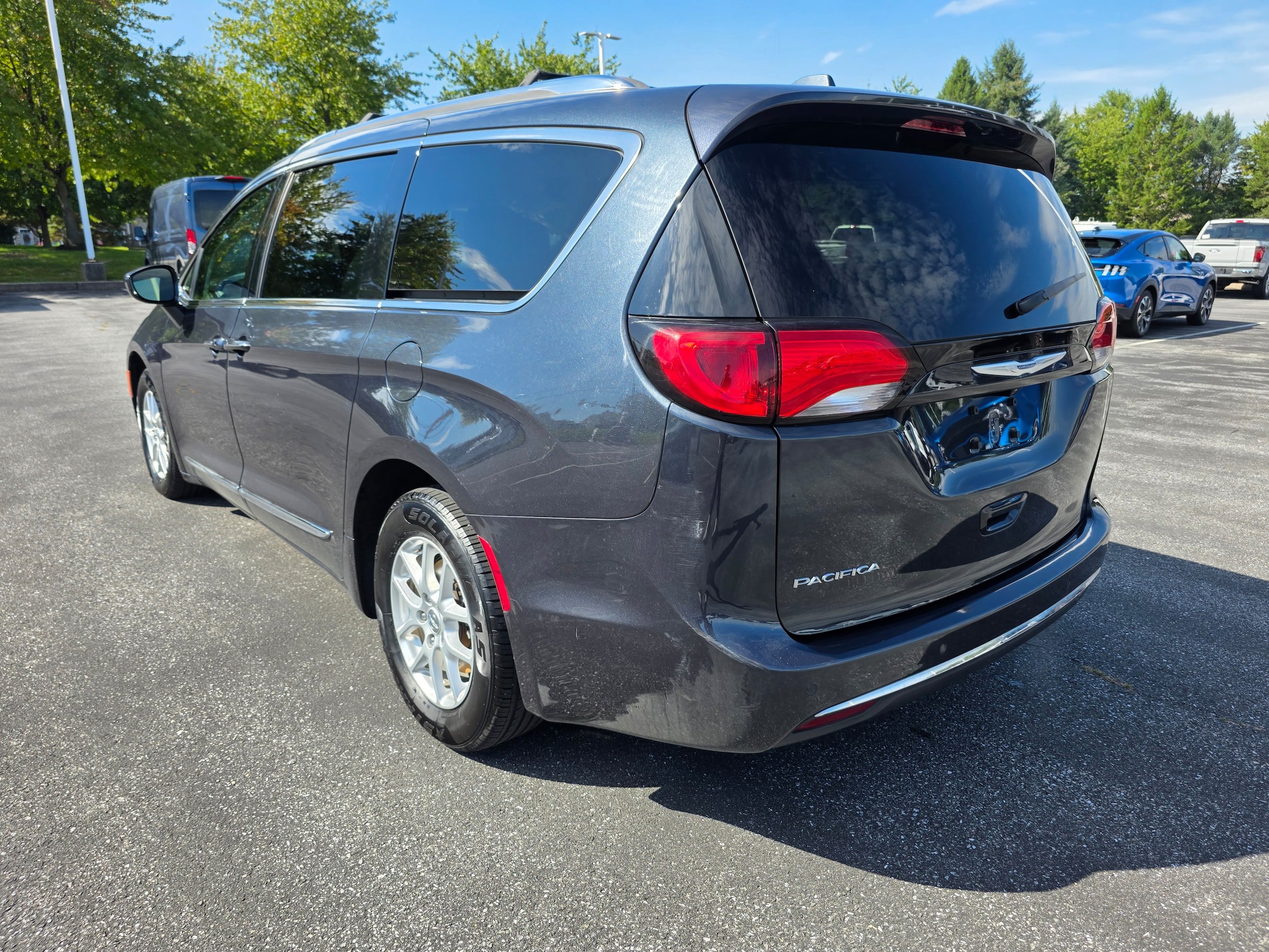 Used 2020 Chrysler Pacifica Touring-L FWD image 3