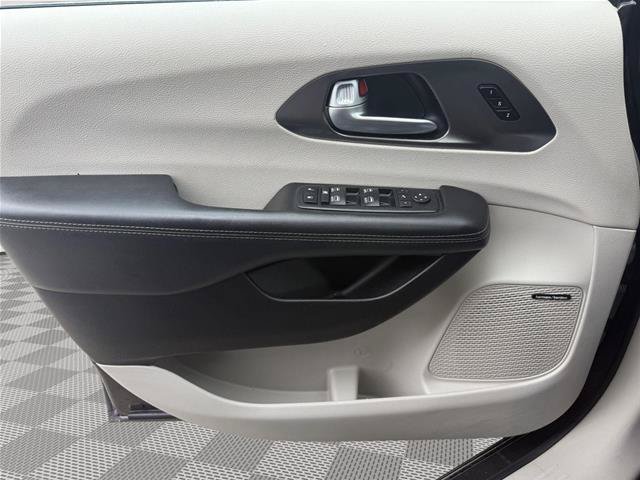 Used 2017 Chrysler Pacifica Limited FWD image 24