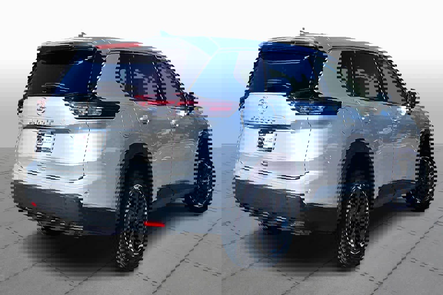 Used 2025 Nissan Rogue SV image 4