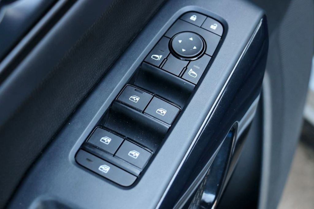 Used 2025 Nissan Pathfinder SV image 16