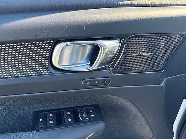 Used 2022 Volvo XC40 T5 R-Design w/ Advanced Package image 27