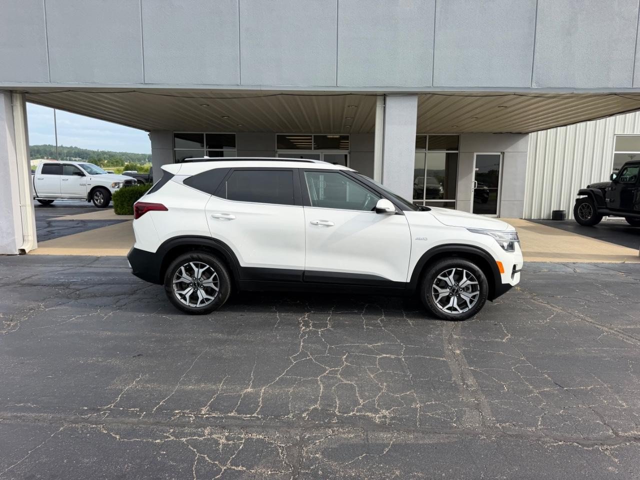 Used 2023 Kia Seltos EX AWD/4WD image 2