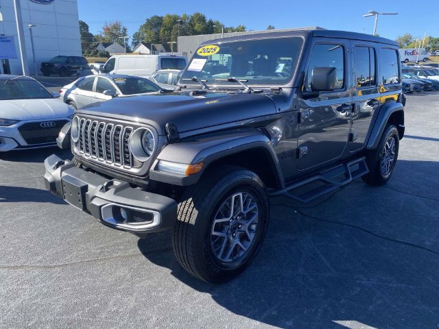Used 2025 Jeep Wrangler Unlimited Sahara w/ Safety Group AWD/4WD image 3