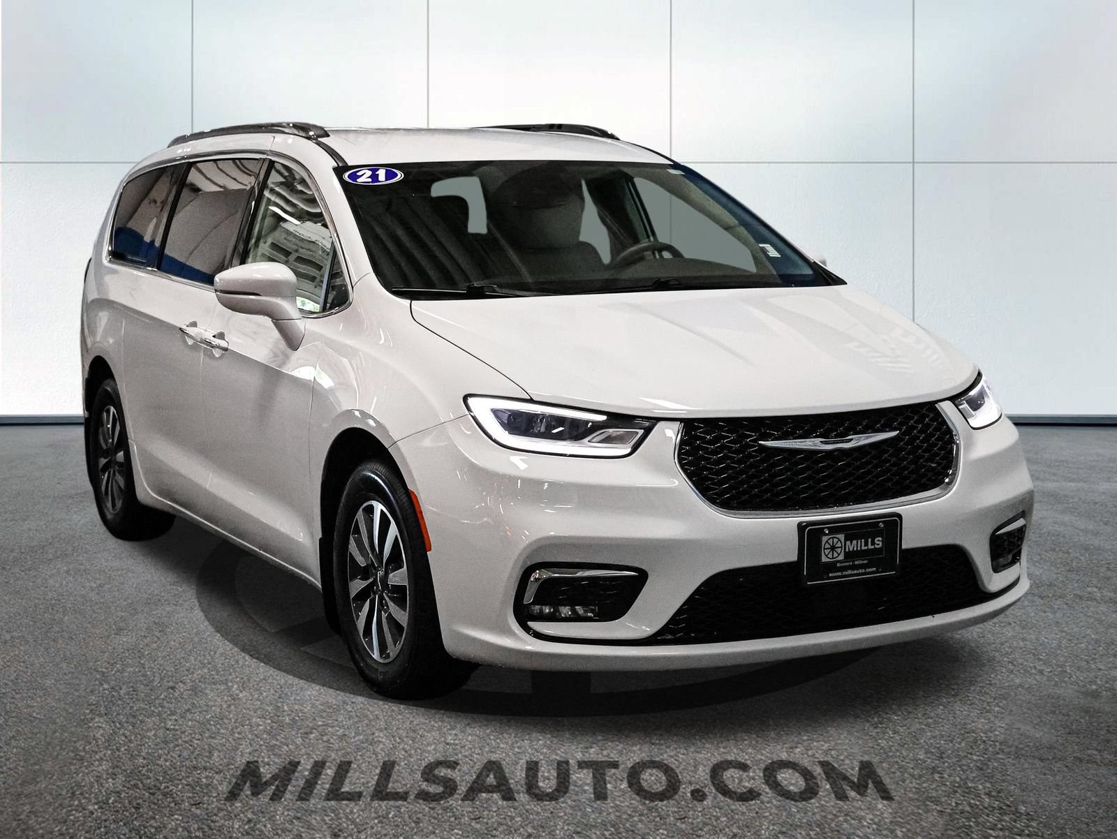 Used 2021 Chrysler Pacifica Touring-L FWD image 11