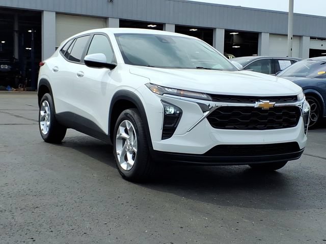 Used 2024 Chevrolet Trax LS w/ LS Convenience Package FWD image 3
