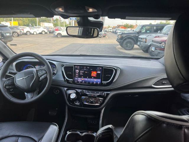 Used 2025 Chrysler Pacifica Limited FWD image 17