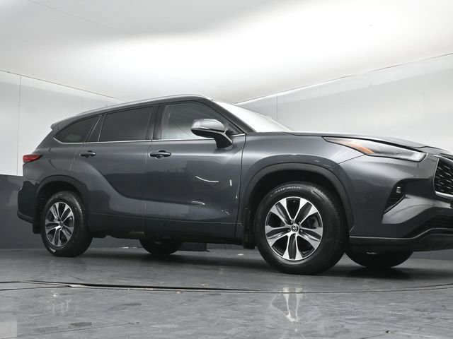 Used 2021 Toyota Highlander XLE AWD/4WD image 38