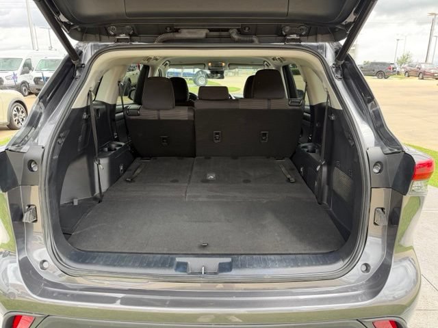 Used 2023 Toyota Highlander LE AWD/4WD image 8