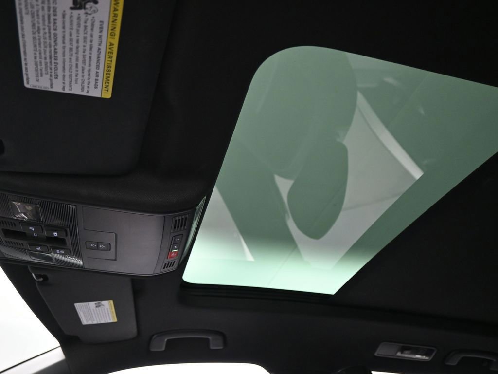 Used 2022 Volkswagen Tiguan SE R-Line image 43