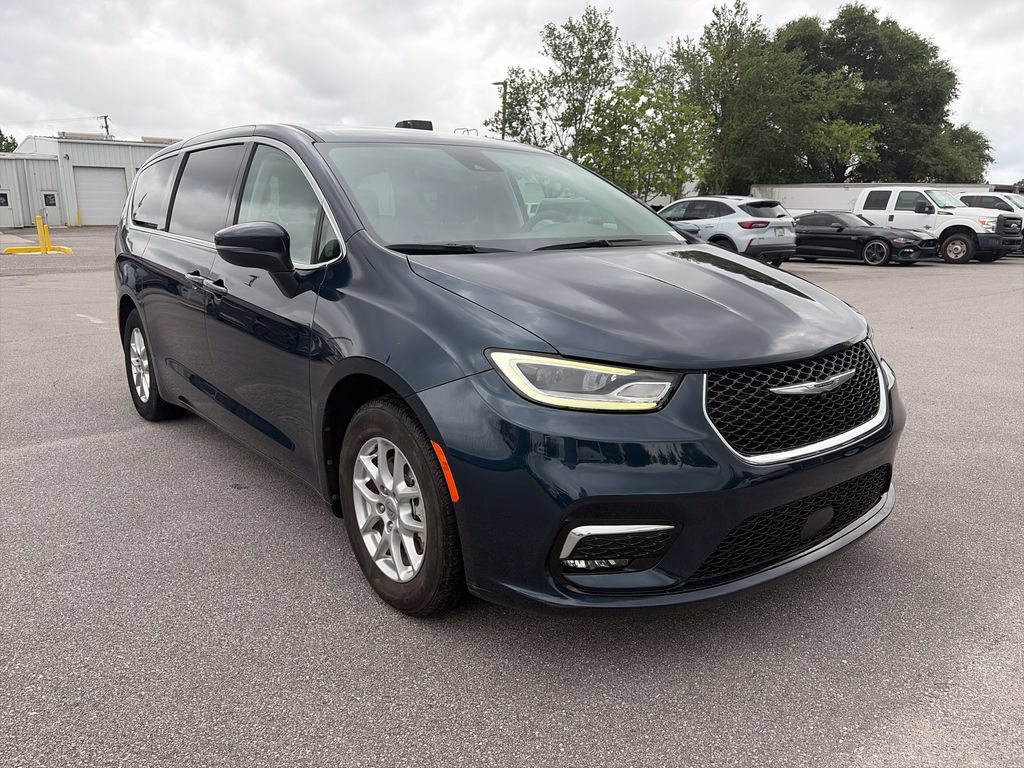 Used 2023 Chrysler Pacifica Touring-L FWD image 9