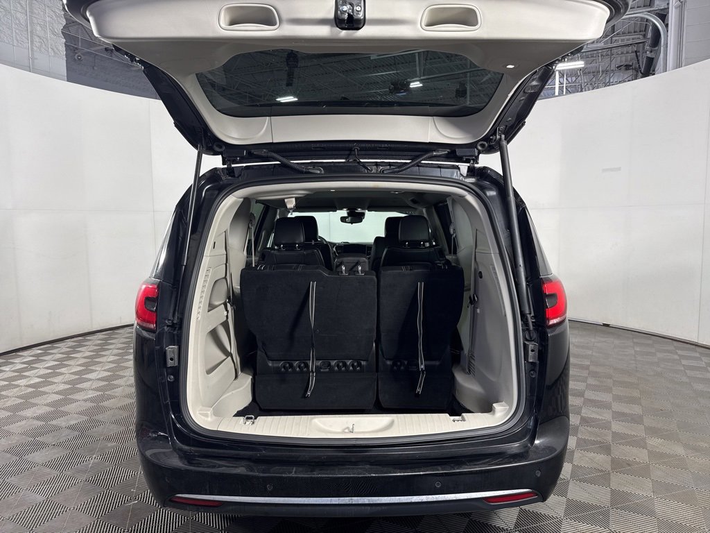 Used 2024 Chrysler Pacifica Touring-L image 11