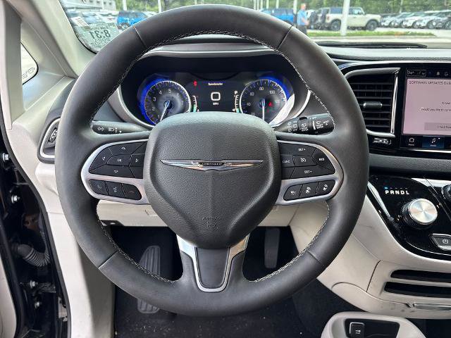 Used 2024 Chrysler Pacifica Touring-L FWD image 18