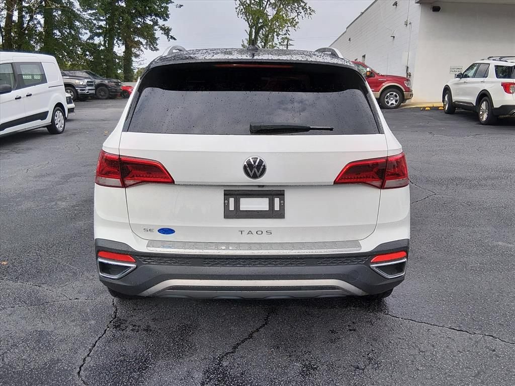 Used 2023 Volkswagen Taos SE w/ Panoramic Sunroof Package FWD image 5