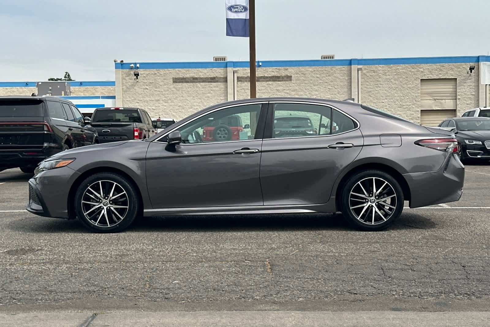 Used 2023 Toyota Camry SE video 2