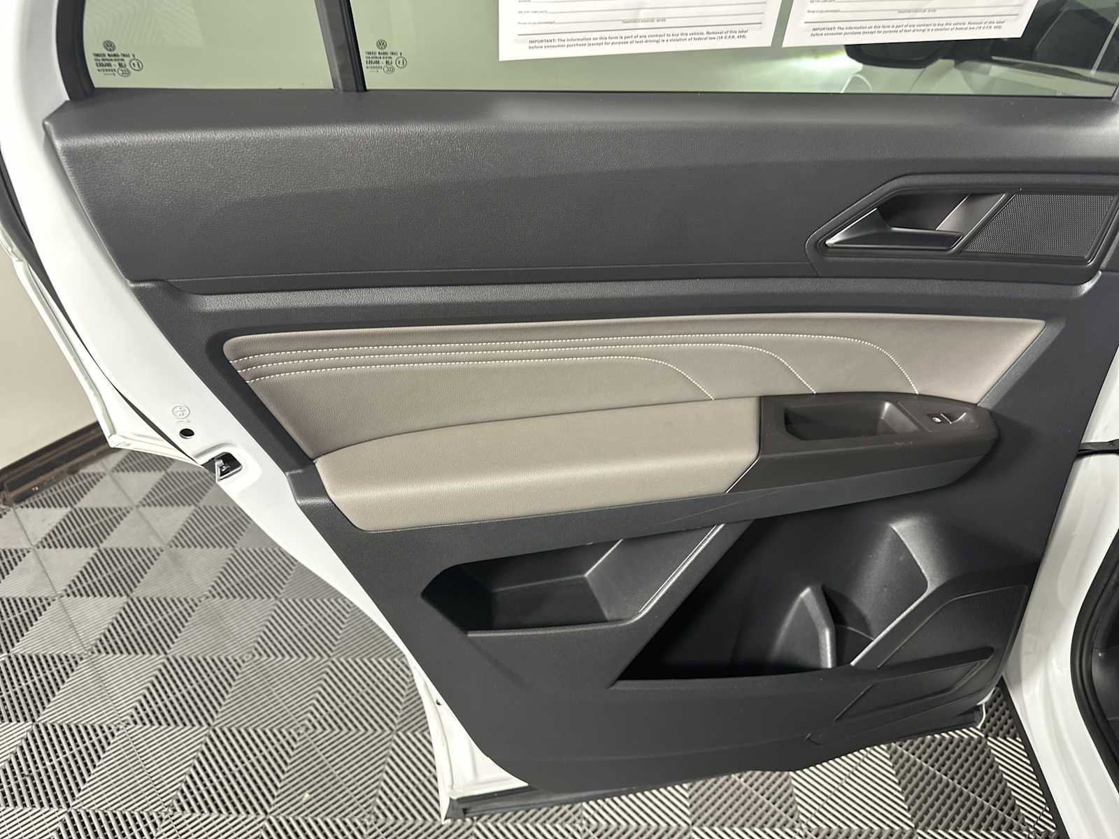 Used 2022 Volkswagen Atlas Cross Sport SEL R-Line image 36