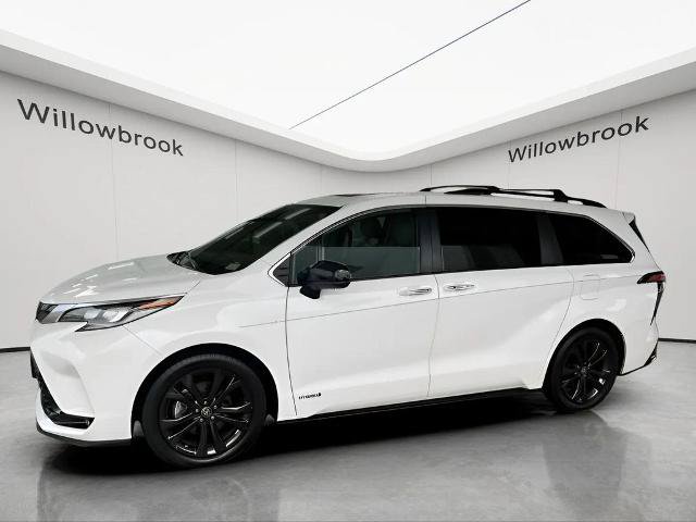 Used 2021 Toyota Sienna XSE FWD image 2