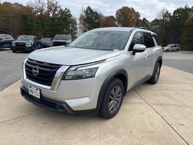 Used 2024 Nissan Pathfinder SV image 2