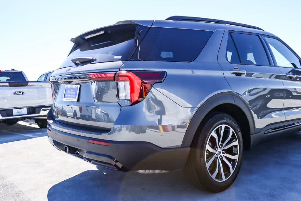 Certified 2025 Ford Explorer ST-Line RWD image 9