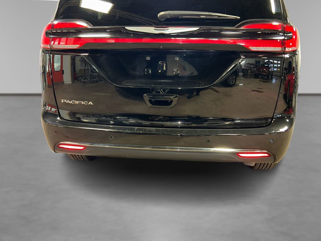 Used 2025 Chrysler Pacifica Select image 5