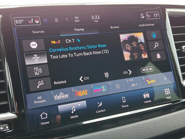 Used 2025 Chrysler Pacifica Select image 17