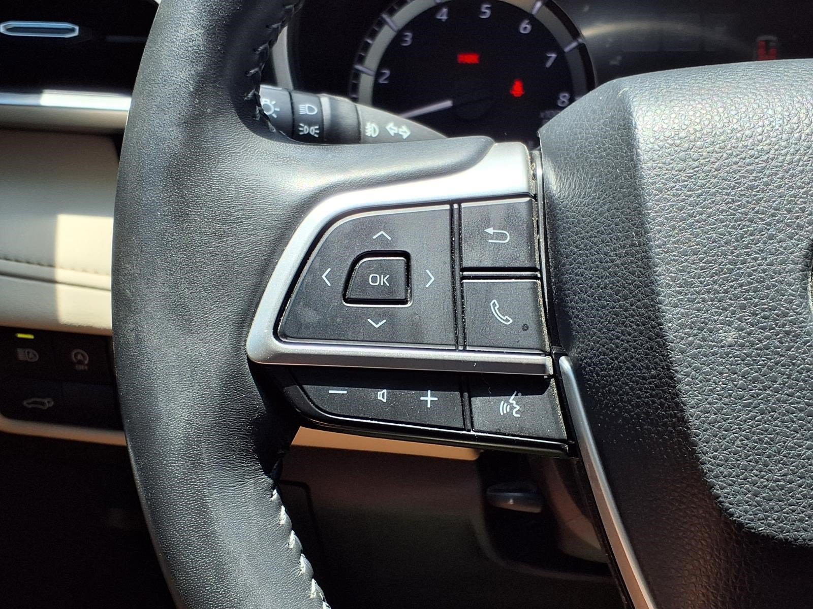 Used 2023 Toyota Highlander XLE FWD image 21