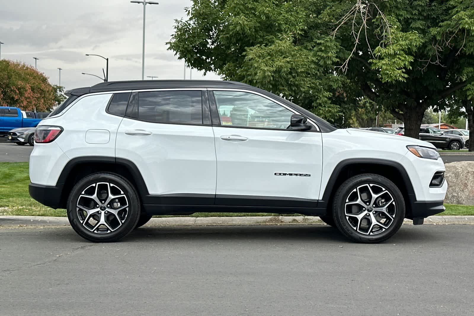 Used 2025 Jeep Compass Limited AWD/4WD image 8