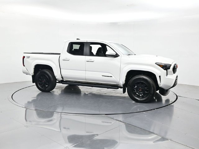 Used 2025 Toyota Tacoma TRD Sport AWD/4WD image 3