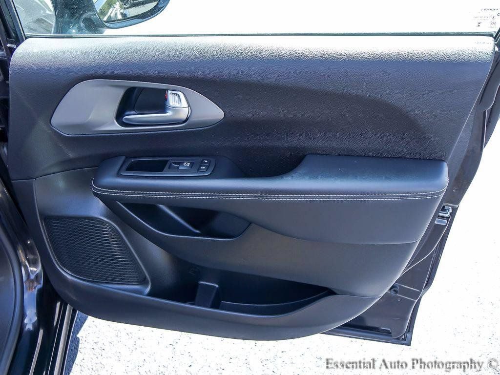Used 2025 Chrysler Pacifica Select FWD image 20