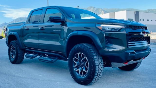 Used 2025 Chevrolet Colorado ZR2 w/ Technology Package AWD/4WD image 3