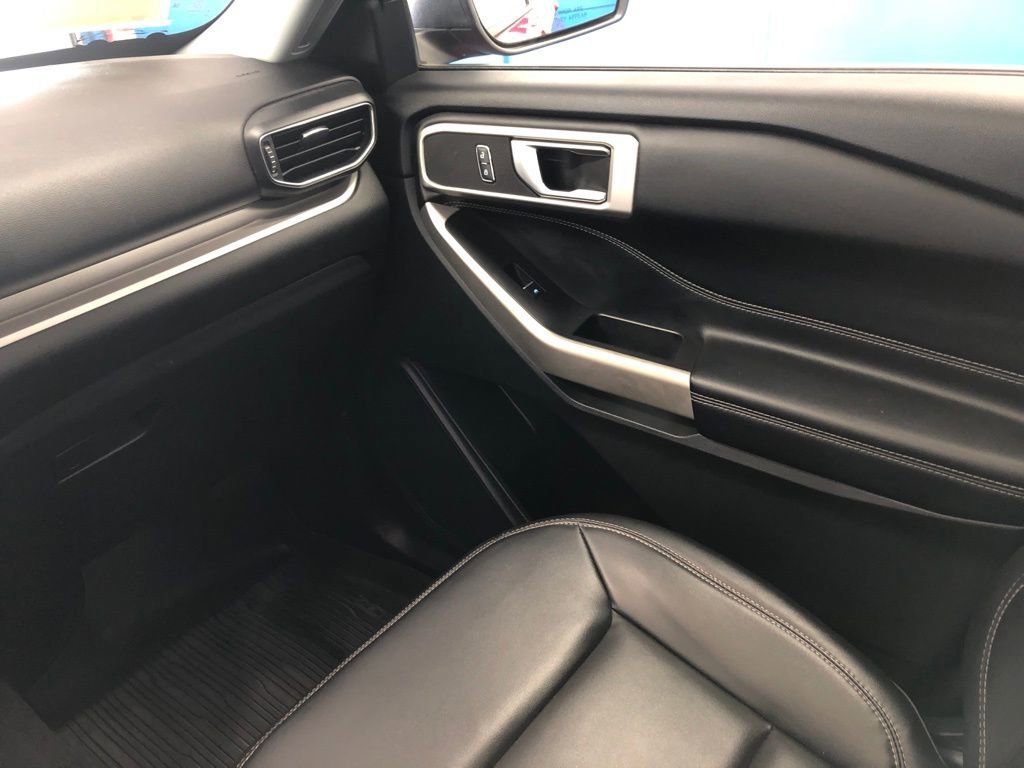 Certified 2022 Ford Explorer XLT w/ Equipment Group 202A image 17