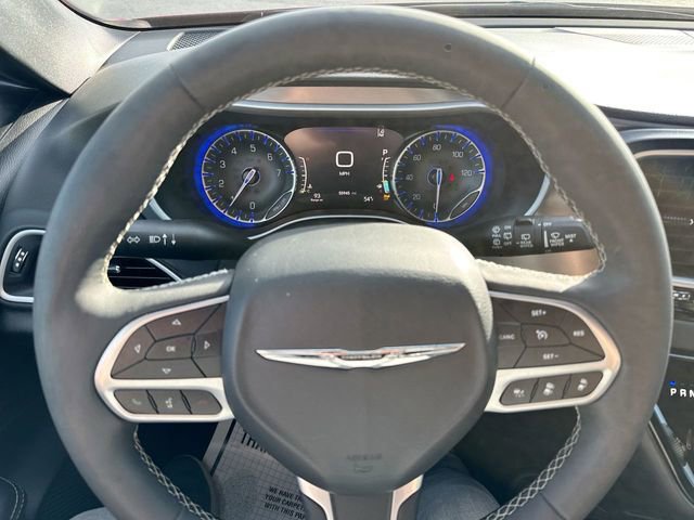 Used 2025 Chrysler Pacifica Select image 15