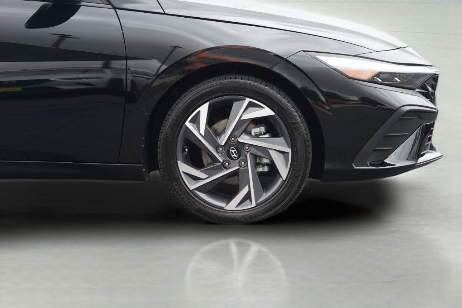 Used 2025 Hyundai Elantra Sport FWD image 4