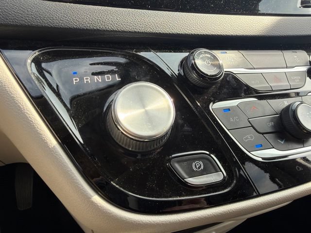 Used 2022 Chrysler Voyager LX FWD image 30