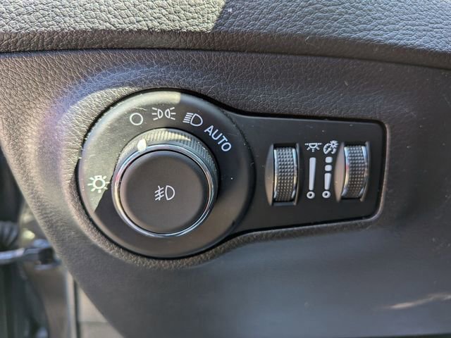 Used 2020 Jeep Compass Latitude w/ Cold Weather Group AWD/4WD image 14