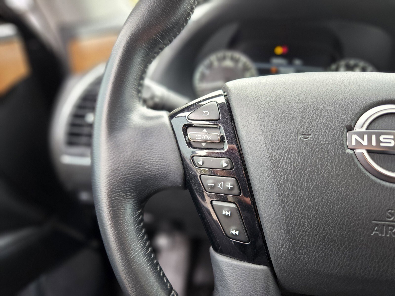 Used 2022 Nissan Armada SL w/ Captain's Chairs Package image 27