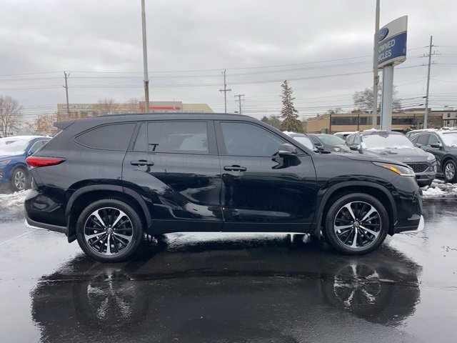 Used 2022 Toyota Highlander XSE image 2